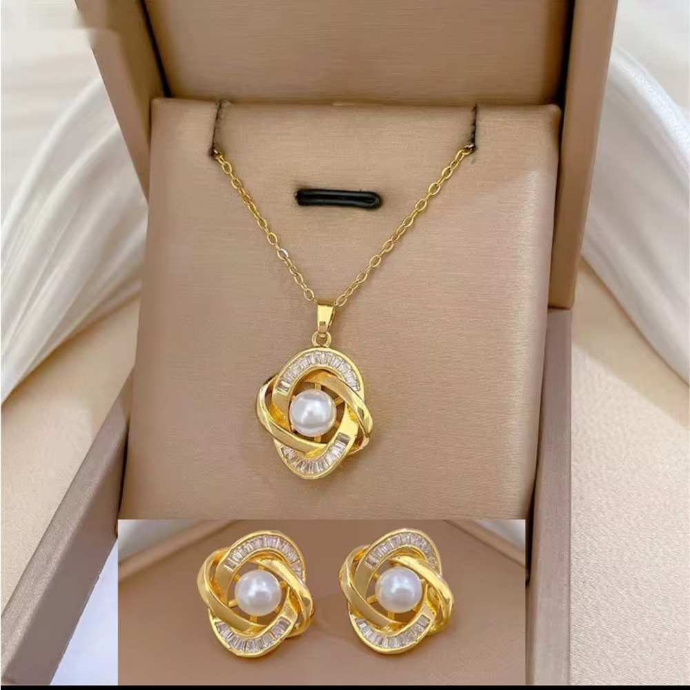 Gold and White Pearl Necklace with Floral Design
